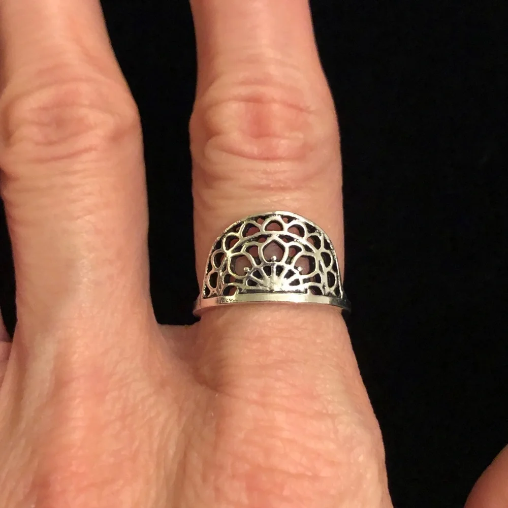 Elegant Silver Tone Filigree Ring